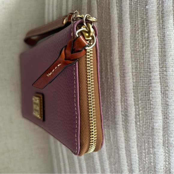 Dooney & Bourke Mauve Leather zip Wallet wristlet - Picture 3 of 7